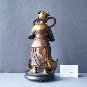 Une figure d'un servant en bronze doré et laqué, Chine, Ming — photo 9