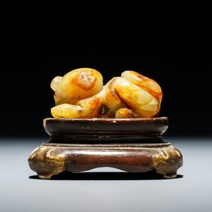 Une figure d'un tigre en jade céladon et rouille, Ming — photo 2