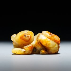Une figure d'un tigre en jade céladon et rouille, Ming — photo 3