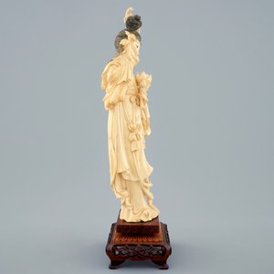 Une figure d'une beauté aux fleurs en ivoire sculpté sur socle en bois, début du 20ème — photo 3