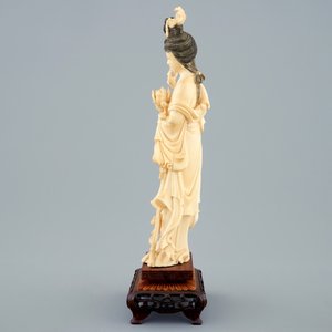 Une figure d'une beauté aux fleurs en ivoire sculpté sur socle en bois, début du 20ème — photo 5