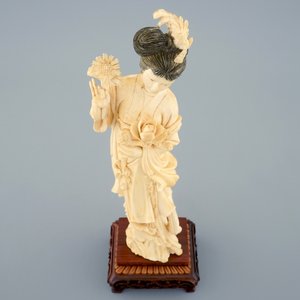 Une figure d'une beauté aux fleurs en ivoire sculpté sur socle en bois, début du 20ème — photo 6