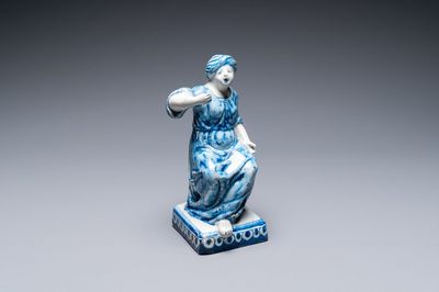Une figure d'une dame assise en faïence de Delft en bleu et blanc, 18ème