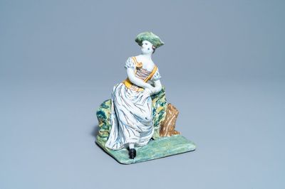 Une figure d'une dame assise en faïence de Delft polychrome, 18ème