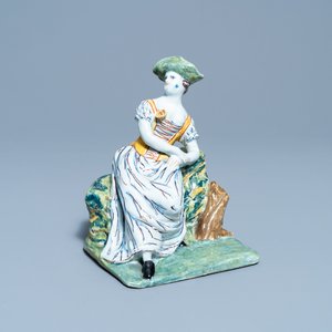 Une figure d'une dame assise en faïence de Delft polychrome, 18ème — photo 1