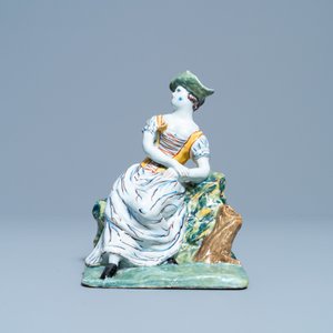 Une figure d'une dame assise en faïence de Delft polychrome, 18ème — photo 2