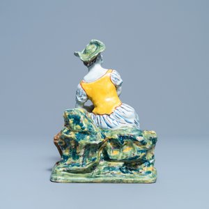 Une figure d'une dame assise en faïence de Delft polychrome, 18ème — photo 4