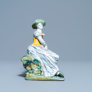 Une figure d'une dame assise en faïence de Delft polychrome, 18ème — photo 5