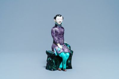 Une figure d'une dame assise en porcelaine de Chine polychrome, 19/20ème
