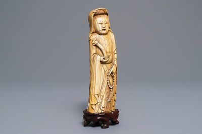 Une figure d'une dame en ivoire sculpté, Chine, Ming