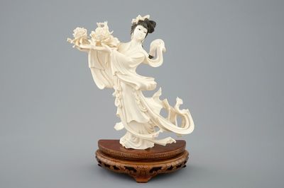 Une figure d'une danseuse en ivoire sculpté sur socle, Chine, 1ère moitié du 20ème