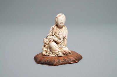 Une figure d'une déité en pierre à savon incrusté, Chine, 17/18ème
