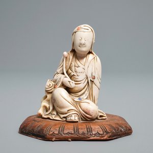 Une figure d'une déité en pierre à savon incrusté, Chine, 17/18ème — photo 2