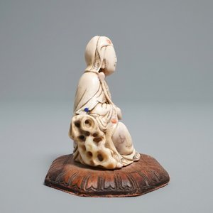 Une figure d'une déité en pierre à savon incrusté, Chine, 17/18ème — photo 3