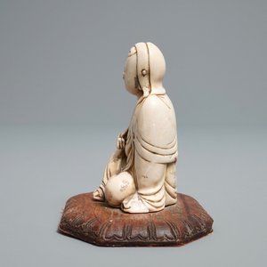 Une figure d'une déité en pierre à savon incrusté, Chine, 17/18ème — photo 5