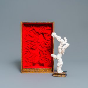 Une figure d'une femme à l'éventail en corail blanc, Chine, République — photo 3