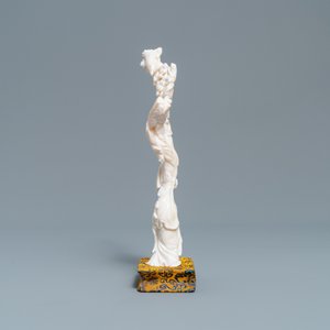 Une figure d'une femme à l'éventail en corail blanc, Chine, République — photo 4