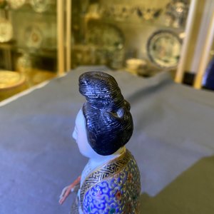 Une figure d'une femme assise sur un trône de lotus en porcelaine de Chine famille rose, 19ème — photo 14