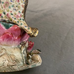 Une figure d'une femme assise sur un trône de lotus en porcelaine de Chine famille rose, 19ème — photo 16