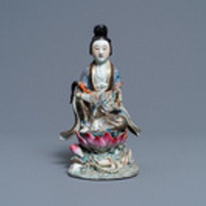 Une figure d'une femme assise sur un trône de lotus en porcelaine de Chine famille rose, 19ème — photo 2