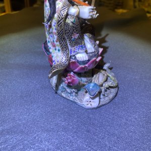 Une figure d'une femme assise sur un trône de lotus en porcelaine de Chine famille rose, 19ème — photo 22