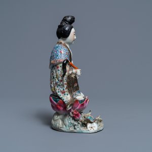 Une figure d'une femme assise sur un trône de lotus en porcelaine de Chine famille rose, 19ème — photo 5