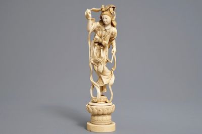 Une figure d'une femme au tambour sur trône de lotus en ivoire, Japon, Meiji, 19ème