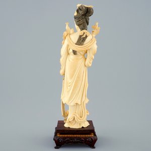 Une figure d'une femme aux fleurs en ivoire sculpté sur socle, Chine, début du 20ème — photo 4