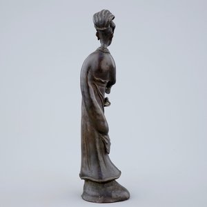 Une figure d'une femme avec un panier de fleurs en bronze, Chine, 18/19ème — photo 4
