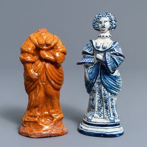 Une figure d'une femme en faïence bleu et blanc de la Frise et un fragment en terre cuite, Harlingen, vers 1775 — photo 1