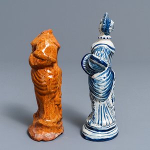 Une figure d'une femme en faïence bleu et blanc de la Frise et un fragment en terre cuite, Harlingen, vers 1775 — photo 5