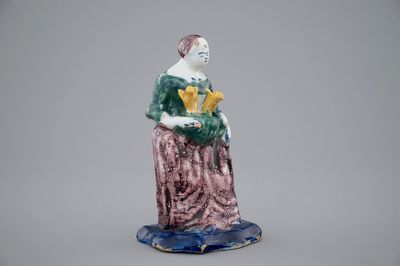Une figure d'une femme en faïence de Delft polychrome, 18ème