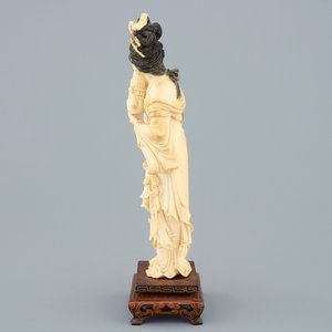 Une figure d'une femme en ivoire sculpté, Chine, vers 1900 — photo 4