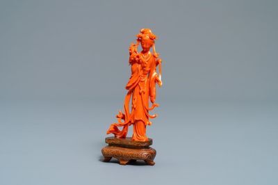 Une figure d'une femme portant des lingzhis en corail rouge, Chine, 19/20ème