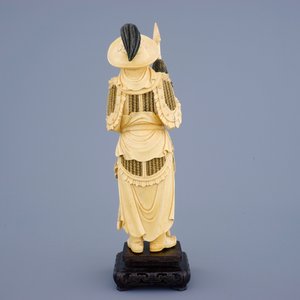Une figure d'une guerrière en ivoire sculpté sur socle, Chine, fin du 19ème — photo 4