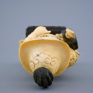 Une figure d'une guerrière en ivoire sculpté sur socle, Chine, fin du 19ème — photo 6