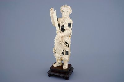 Une figure d'une guerrière en ivoire sculpté sur socle, Chine, fin du 19ème