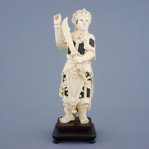 Une figure d'une guerrière en ivoire sculpté sur socle, Chine, fin du 19ème — photo 2