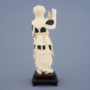 Une figure d'une guerrière en ivoire sculpté sur socle, Chine, fin du 19ème — photo 4