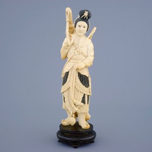 Une figure d'une guerrière en ivoire sur socle sculpté, Chine, fin du 19ème — photo 1