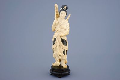 Une figure d'une guerrière en ivoire sur socle sculpté, Chine, fin du 19ème