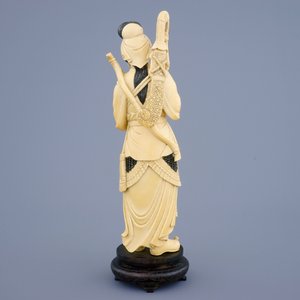 Une figure d'une guerrière en ivoire sur socle sculpté, Chine, fin du 19ème — photo 3