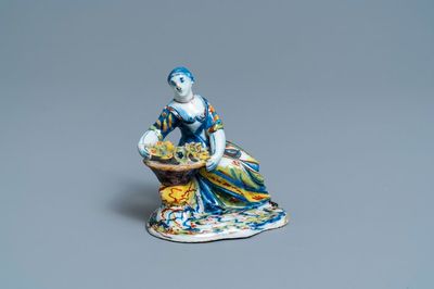 Une figure d'une marchande de fleurs en faïence de Delft polychrome, 18ème