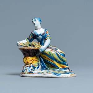 Une figure d'une marchande de fleurs en faïence de Delft polychrome, 18ème — photo 2