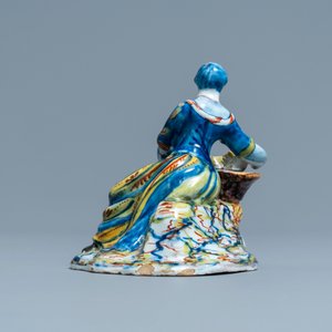 Une figure d'une marchande de fleurs en faïence de Delft polychrome, 18ème — photo 4