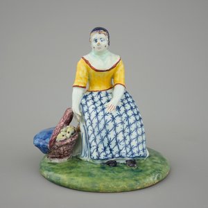 Une figure d'une marchande de poissons en faïence de Delft polychrome, 18ème — photo 1