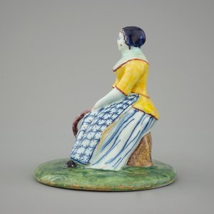 Une figure d'une marchande de poissons en faïence de Delft polychrome, 18ème — photo 3