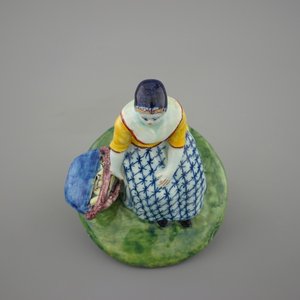 Une figure d'une marchande de poissons en faïence de Delft polychrome, 18ème — photo 7