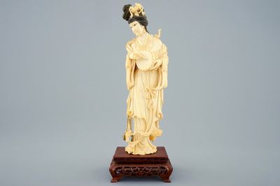 Une figure d'une musicienne en ivoire sculpté sur socle, début du 20ème