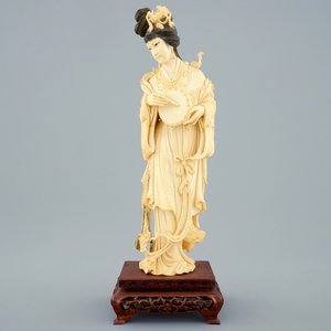 Une figure d'une musicienne en ivoire sculpté sur socle, début du 20ème — photo 1